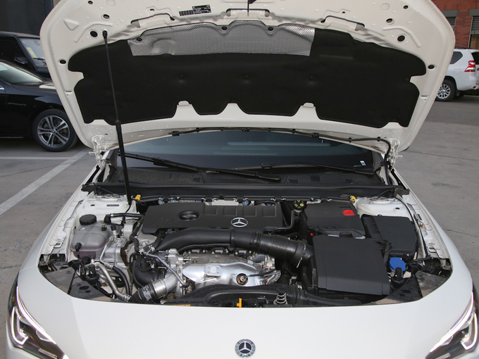 奔驰(进口)  CLA 260 4MATIC 发动机舱