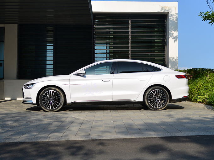 比亚迪  DM 正左侧