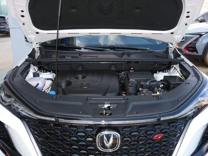长安汽车  1.5T 发动机舱