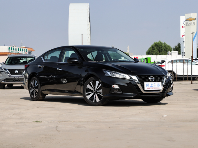 东风日产  2.0L XL 右前正45度