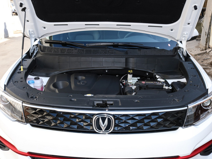 长安汽车  荣耀百万版 1.6L 发动机舱