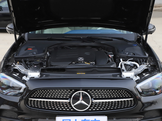北京奔驰  改款 E 300 L 发动机舱