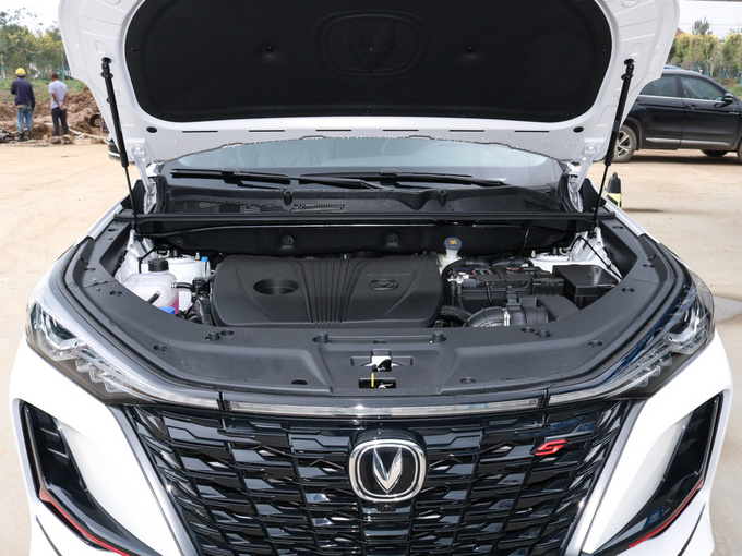 长安汽车  2.0T 发动机舱