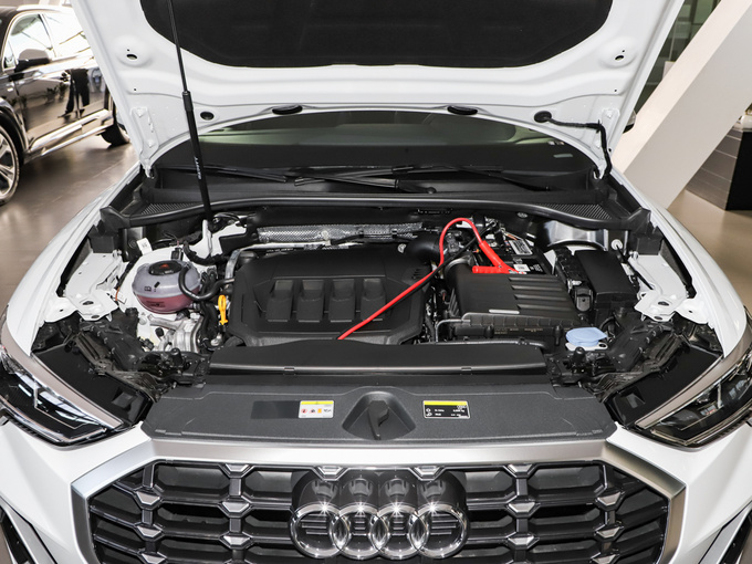 一汽奥迪  40 TFSI 发动机舱