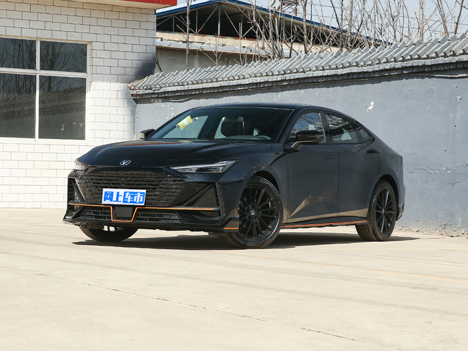 长安UNI  1.5T 左前正45度