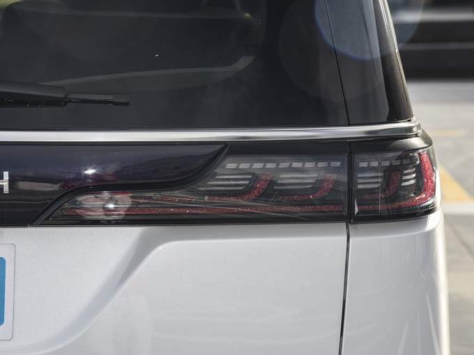 岚图   右后尾灯