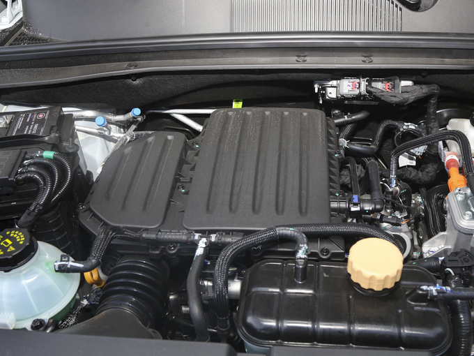 上汽通用五菱  2.0L