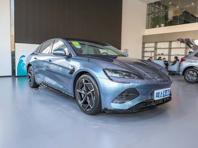 比亚迪  冠军版 700km