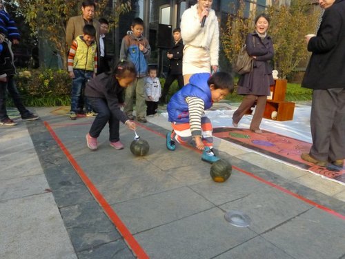 感恩节当然离不开南瓜和玉米,在绘画比赛结束后展开的"推南瓜"以及"找