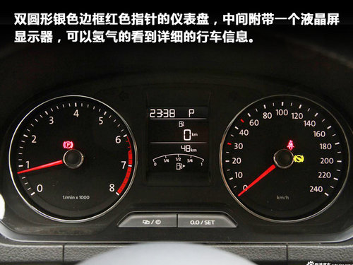 可以清晰的看到详细的行车信息,除了时间,档位提示及油表之外,还能