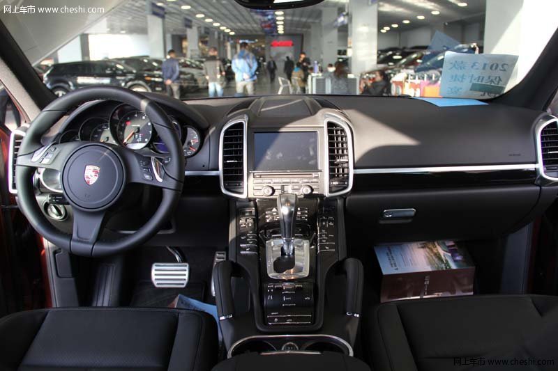 保時(shí)捷卡宴 現(xiàn)車到店巔峰讓利僅售92萬