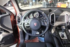 保時(shí)捷卡宴 現(xiàn)車到店巔峰讓利僅售92萬