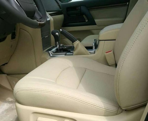 2017款丰田陆地巡洋舰4000现车价格直降-图3