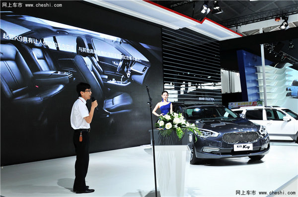 工作人员讲解新车