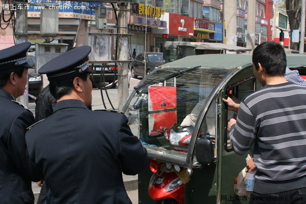 南京客管部门一天查处10辆非营运网约车-图1