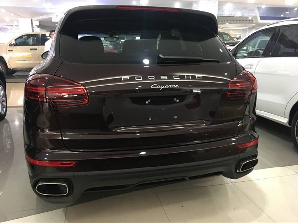 2016款保时捷卡宴的前灯和散热片保持了保时捷传统的风格,车宽1940mm