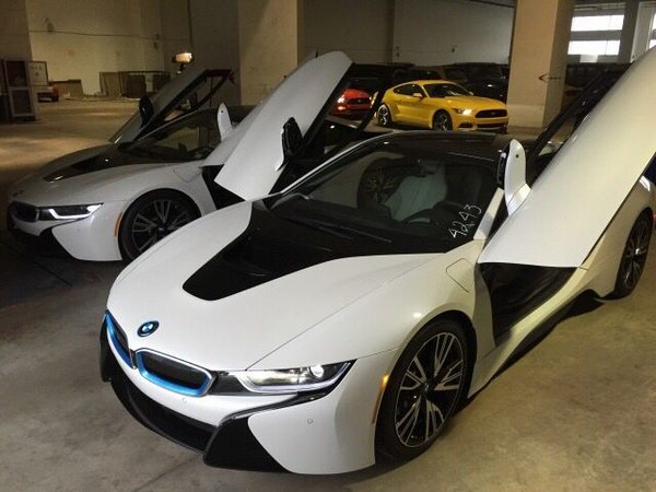 宝马i8美规168万起直降70万白黑色剪刀门-图2