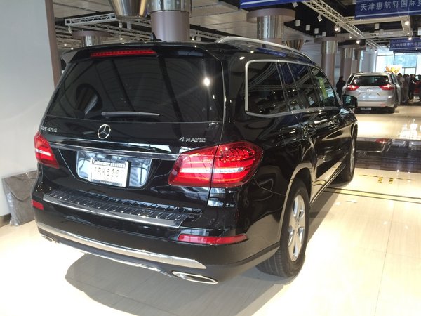 除了常见的车身涂装颜色之外,17款奔驰gls450还提供了两款特殊涂装