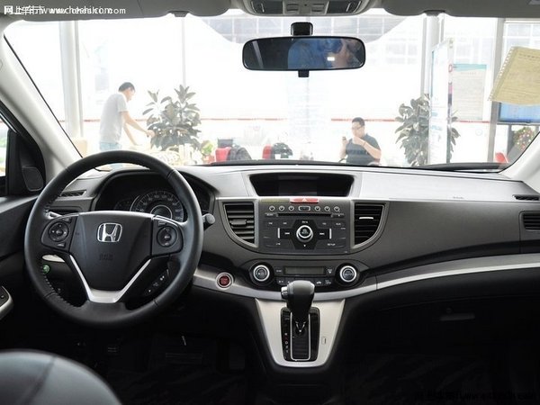 2015款本田crv细节方面:依然本田味十足,全黑的内饰配合银色的饰条
