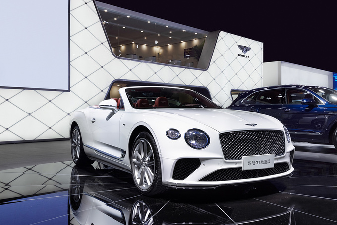 宾利携三大车系亮相成都车展 添越插电混动版领衔_三河在线