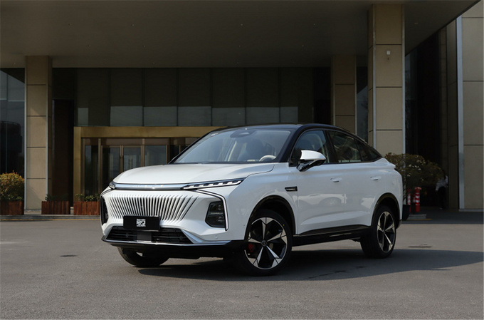 作为全新me系列下的首款车型,荣威鲸跳脱出了品牌家族化的设计风格,不