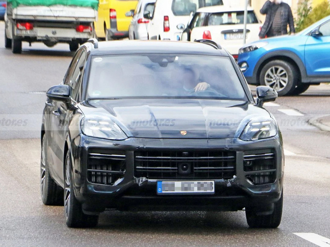 保时捷新款卡宴实车街拍内饰升级911同款大屏