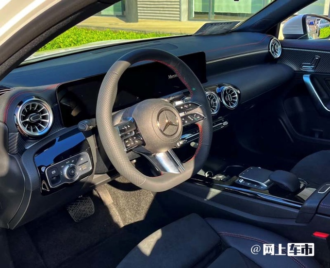 奔驰新A级5月上市配置升级 酷似小号CLS-图14