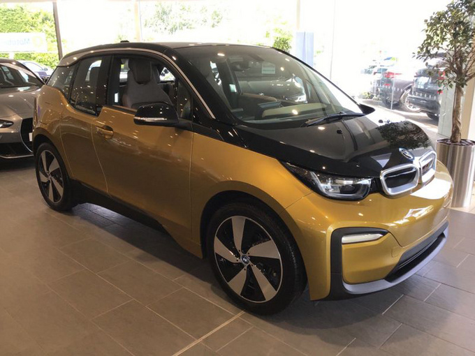 宝马i3到店实拍双色车身/配悬浮式中控屏-图1