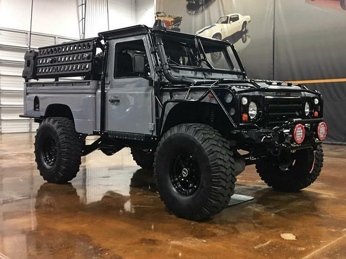 流浪地球第二季重度改装1984款路虎-越野车-图1