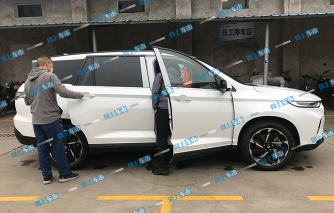 新宝骏RS-7实车首次曝光尺寸比吉利豪越还大-图2