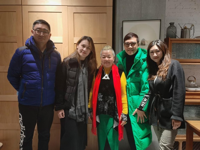 三版工坊满老师右一浮云艺术赵悦彤,右二厌世房间韩总,右三雕塑家崔宇