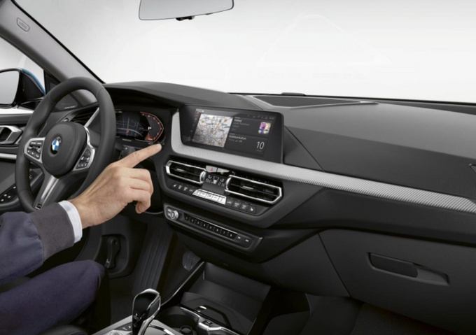 25英寸的悬浮式中控屏,搭载第七代bmw idrive操作系统,科技感提升明显