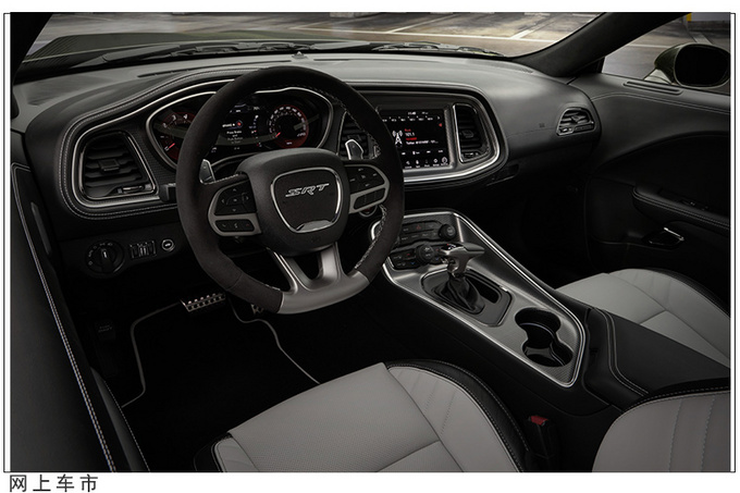 内饰方面,战马srt配备了橘黄色真皮座椅.