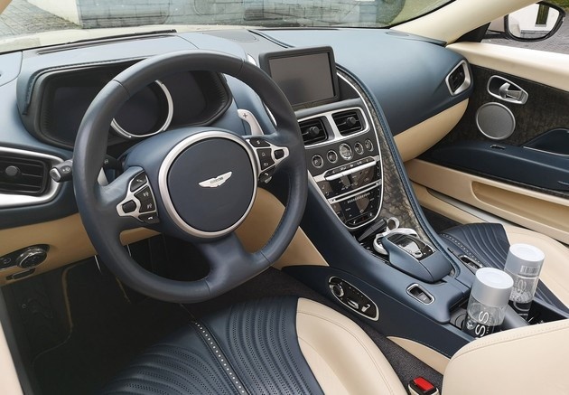 db11 volante复古而精致的全手工内饰散发着迷人的气息,大面积的皮革