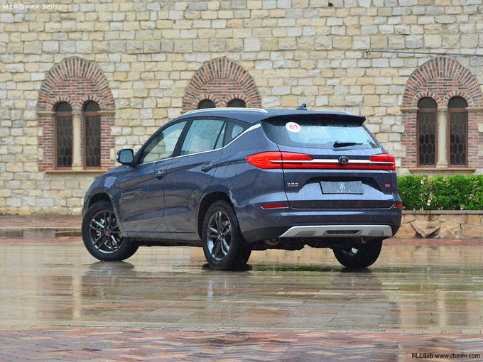 想要全景天窗的SUV 最低不到8万元就能拥有-图3