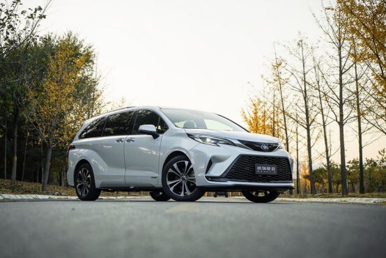 作为亮点之一的e-four电子四驱系统与thsⅡ2.