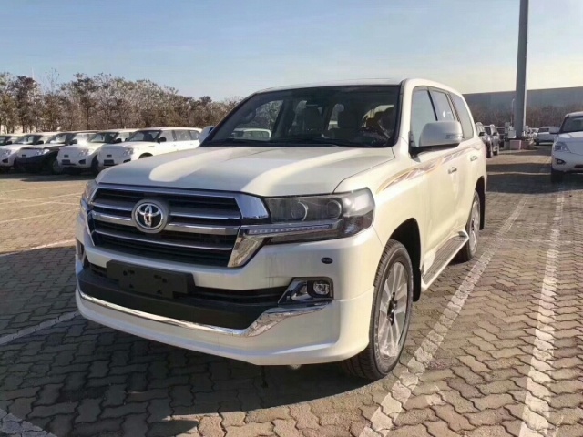 2019款丰田兰德酷路泽4000前组合大灯微微向两边翘起,配合宽大的金属