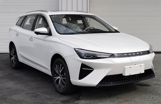 进行了较大的调整,前脸改为封闭式设计,搭配全新的"roewe"字母标识