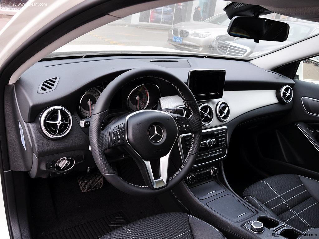 奔驰gla(进口) 2015款 2005座内饰中控图片(2/80)_网上车市