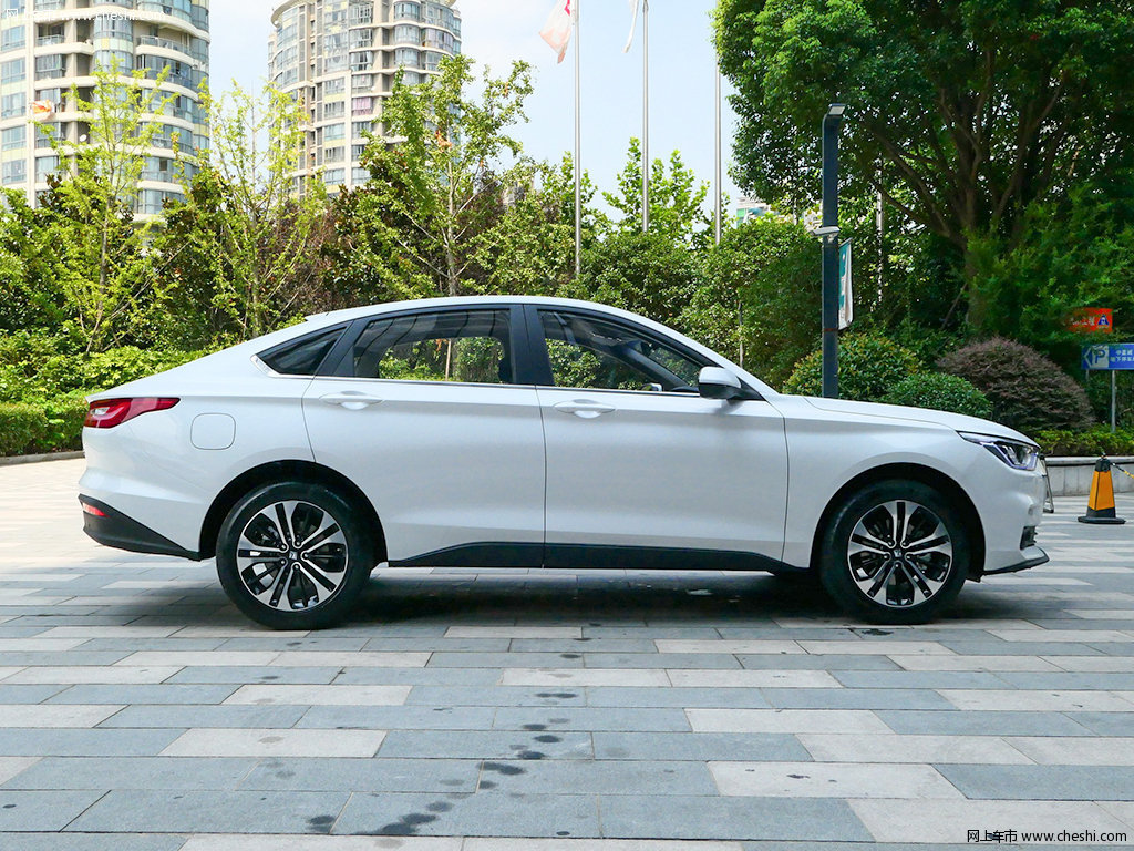 白色新宝骏rc-6 2019款 1.