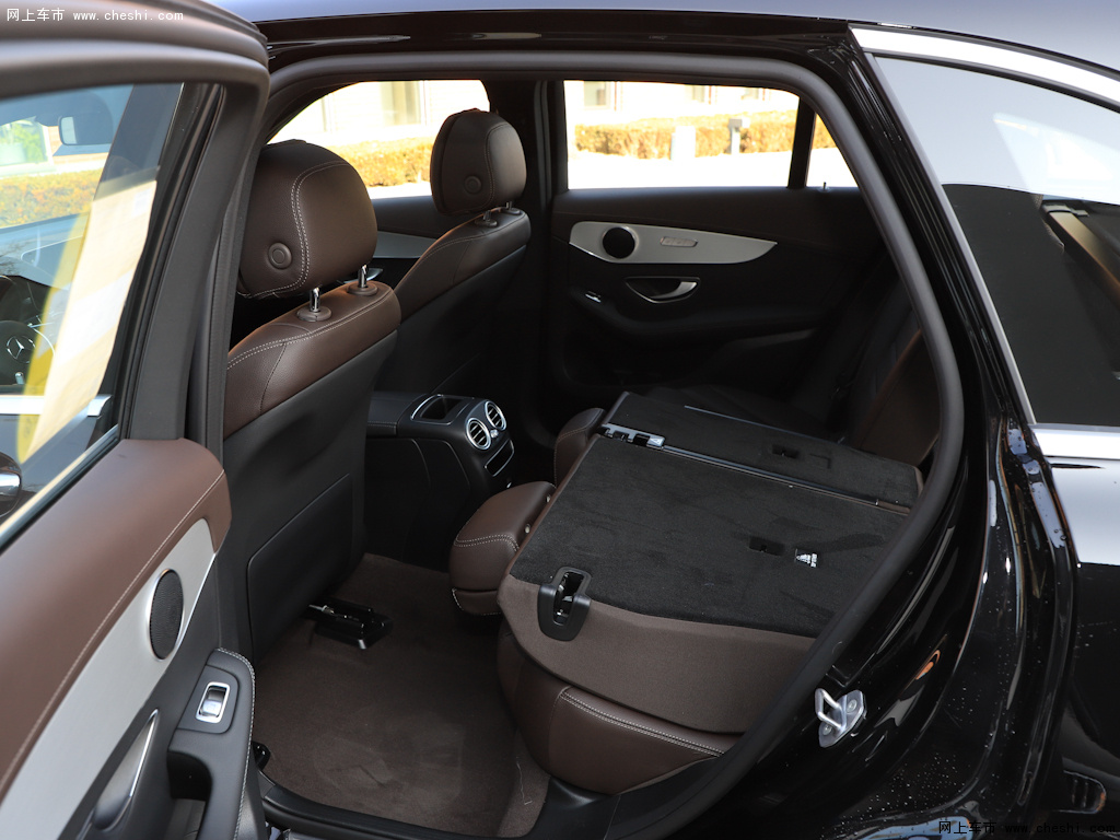 棕色奔驰glc 2021款 glc 260 l 4matic动感型座椅空间图片(10/11)