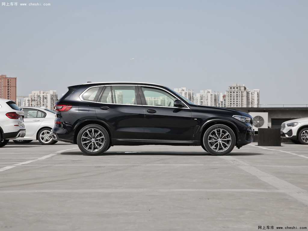蓝晶黑宝马x5 2021款 改款 xdrive40im运动套装外观整体图片(4/8)