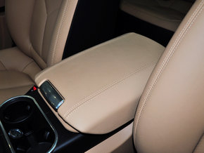 保时捷  Cayenne 3.0T 前排座椅中央中间