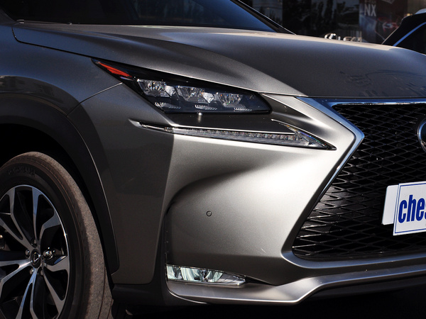 雷克萨斯 200t 车辆右前大灯45度视角