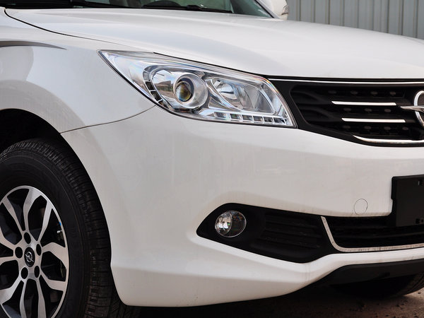 一汽海马 2.0L 手动 车辆右前大灯45度视角