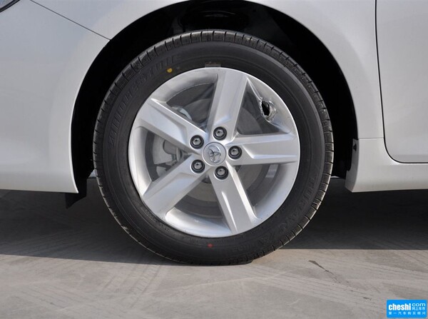 广汽丰田  骏瑞 2.0S 自动 车辆右侧尾部视角