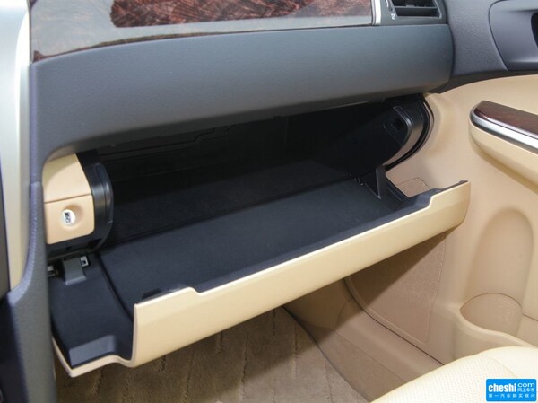 广汽丰田  2.0G 自动 挂档把手特写