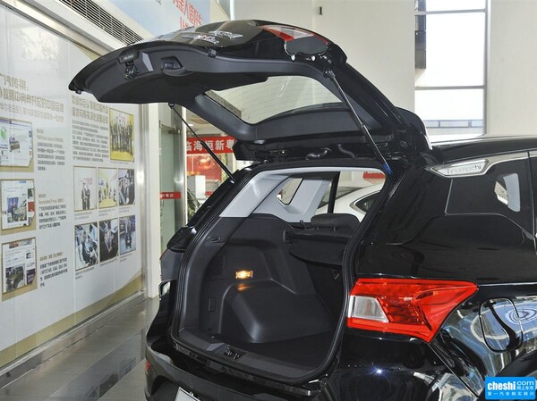 广汽传祺  200T G-DCT 后备箱整体特写