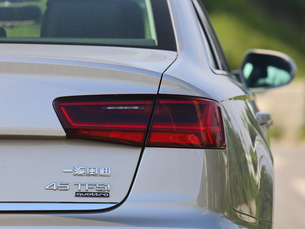 一汽奥迪  45TFSI 车辆右后大灯正视角