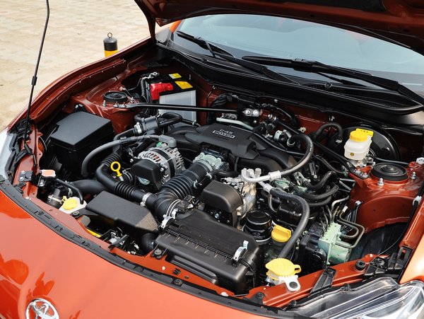 丰田(进口)  2.0l 自动 发动机主体特写